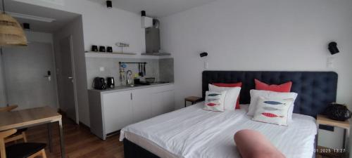 Postel nebo postele na pokoji v ubytování Magda Aparthotel Anchoria Mechelinki