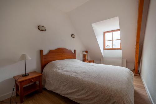 une chambre avec un grand lit et une fenêtre dans l'établissement Chalet d'Estive, à Cauterets