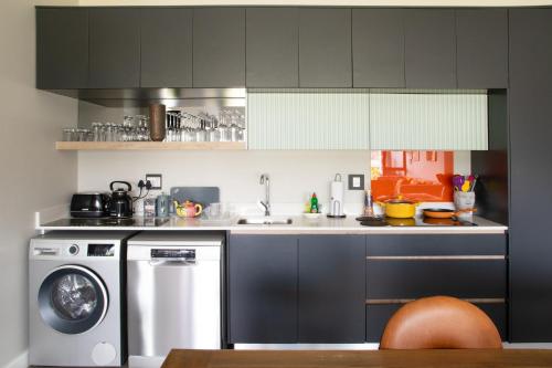 a kitchen with a washing machine and a dishwasher at SuPaViews in Wilderness