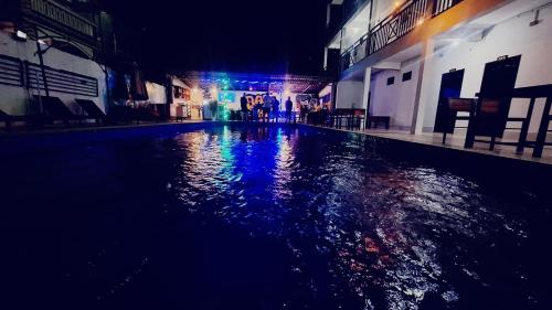 Bazén v ubytování Vang Vieng Santara Hostel nebo v jeho okolí