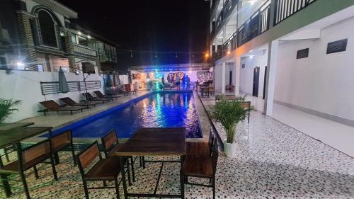 Bazén v ubytování Vang Vieng Santara Hostel nebo v jeho okolí