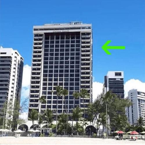 a tall building with a green arrow on it at FLAT PRAIA DE PIEDADE - Região de Recife - Vista pro MAR in Recife