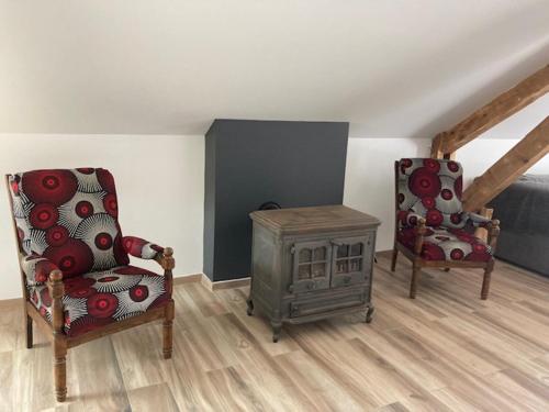 a living room with two chairs and a fireplace at Cèdrus Libani in Martres-Tolosane
