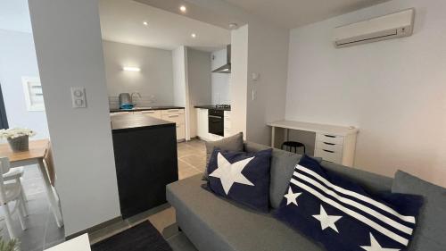 a living room with a gray couch with stars on it at Modern apartment centrally located in Quarante in Quarante