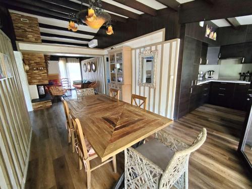 une salle à manger avec une table et des chaises en bois dans l'établissement Villa rénovée avec jardin, terrasse, clim et WiFi à Lège-Cap-Ferret - FR-1-736-43, à Lège-Cap-Ferret