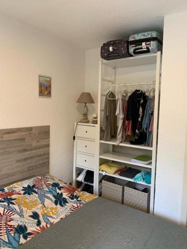 - une chambre avec un lit et un placard dans l'établissement Appartement au bord de mer, à Ghisonaccia