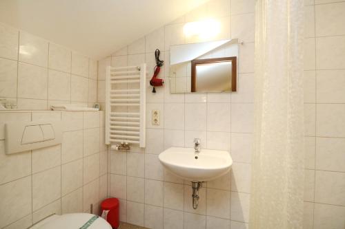 Un baño blanco con lavabo e inodoro. en Ferienhaus Quartier18 strandnah S2, en Ostseebad Karlshagen