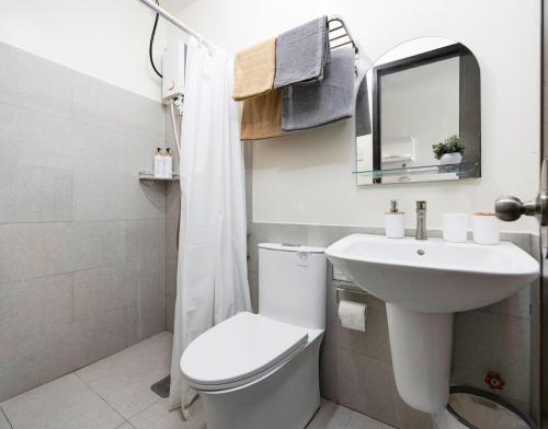 Koupelna v ubytování Studio Unit at The Median, Near IT Park with Pool and Fast Wifi