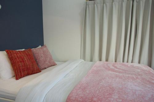 a bed with two pillows on it in a bedroom at 全新装修南品川haven春 in Tokyo