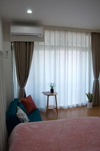 a bedroom with a bed and a table in front of a window at 全新装修南品川haven春 in Tokyo