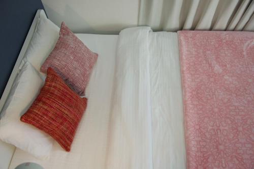 a bed with two pillows on top of it at 全新装修南品川haven春 in Tokyo