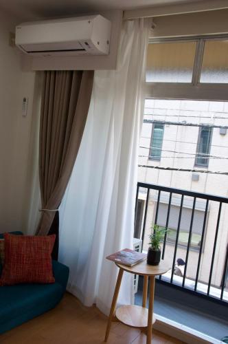 a living room with a table and a large window at 全新装修南品川haven春 in Tokyo