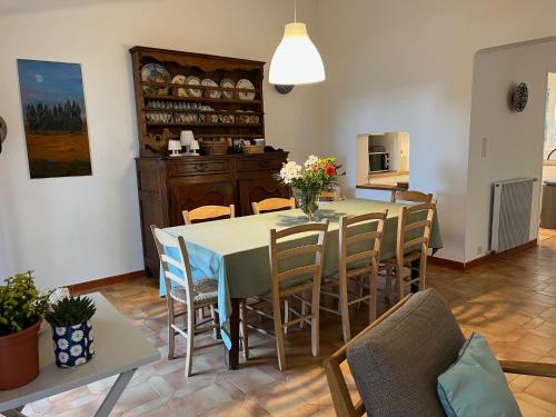 une cuisine et une salle à manger avec une table et des chaises dans l'établissement Villa Nausicaa, à Pietrosella