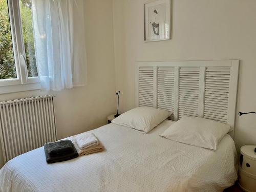 une chambre avec un lit blanc et une fenêtre dans l'établissement Villa Nausicaa, à Pietrosella