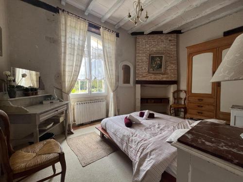 a bedroom with a bed and a sink and a desk at Charmante maison avec piscine en pleine campagne in Bajamont