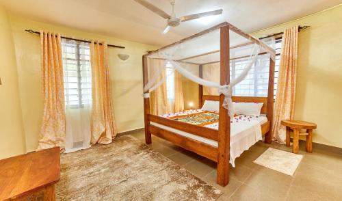 Postel nebo postele na pokoji v ubytování Diani Beach Gold Apartments