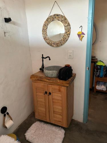 einen Spiegel auf einem Holzschrank in einem Zimmer in der Unterkunft Cajumar in Cajueiro