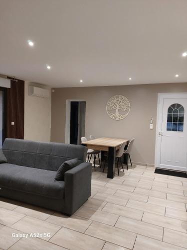 un salon avec un canapé et une table dans l'établissement Maison en Périgord, à Carsac-Aillac