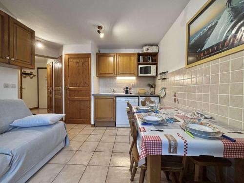 une cuisine avec une table et une chambre avec un lit dans l'établissement Charmant T2 cabine avec parking à Praz-sur-Arly - 4 pers - FR-1-603-49, à Praz-sur-Arly