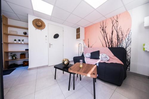 une chambre avec un lit et une table en bois dans l'établissement Le petit répit châteaux Islette -Azay - CNPE, à Cheillé