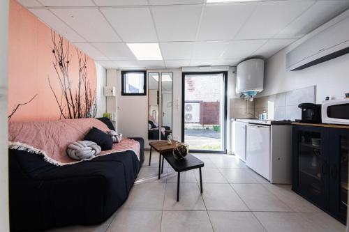 un salon avec un canapé et une cuisine dans l'établissement Le petit répit châteaux Islette -Azay - CNPE, à Cheillé