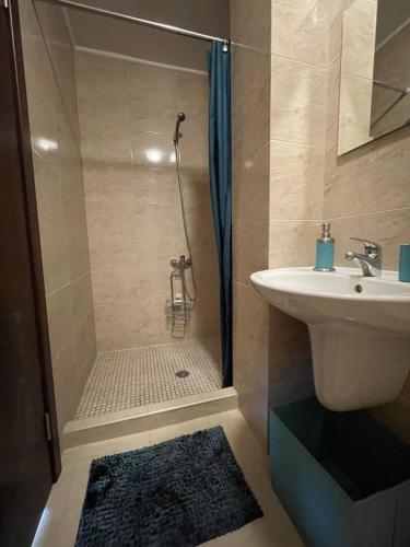 Ένα μπάνιο στο Picturesque Apartment in beautiful setting surrounded by Mountain and Ski Slope Views