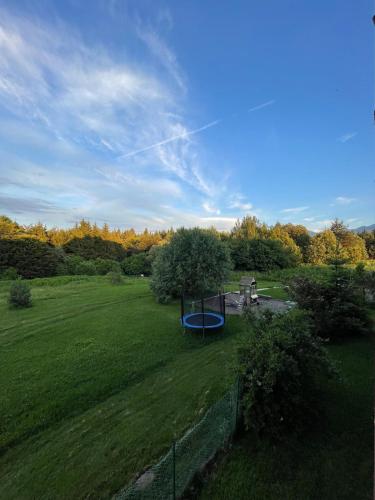Κήπος έξω από το Picturesque Apartment in beautiful setting surrounded by Mountain and Ski Slope Views