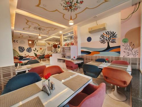 a restaurant with tables and chairs in a room at Hotel Omni Plaza in Jodhpur