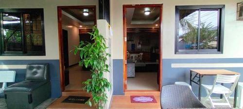 Posezení v ubytování Elyn's Guesthouse - Three Transient Units in Davao City - Total 5 rooms, 3 t & b for exclusive use