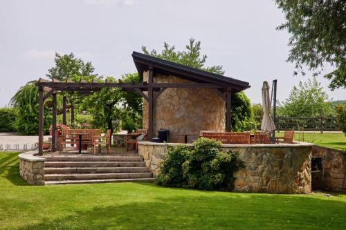 Taman di luar Rooms & Restaurace Na Jitrách