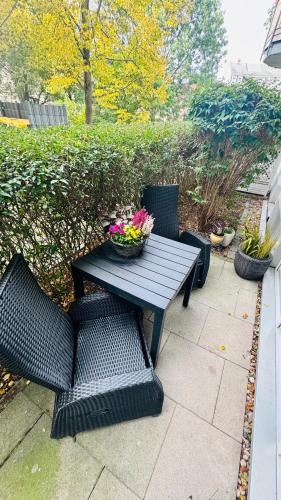 a picnic table and chairs with a bowl of flowers on it at Ferienwohnung Jurga in Pirna