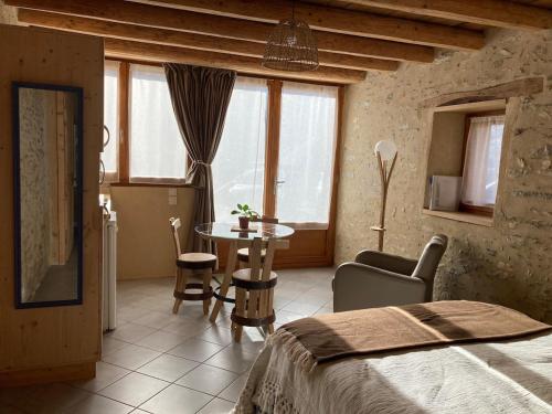 une chambre avec un lit, une table et des chaises dans l'établissement Les 5 Crêts - Studio en Montagne, à Saint-Pierre-dʼAllevard