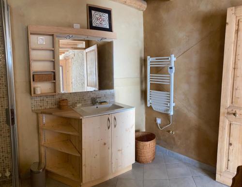 une salle de bain avec un lavabo et un miroir dans l'établissement Les 5 Crêts - Studio en Montagne, à Saint-Pierre-dʼAllevard