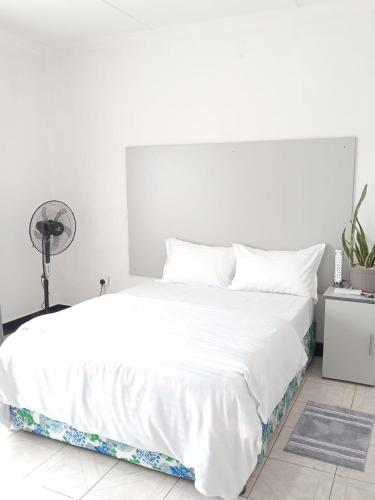 Postel nebo postele na pokoji v ubytování Sunlit Home-Away Solutions