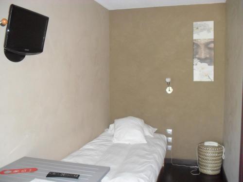 Una cama o camas en una habitación de Hôtel Evan