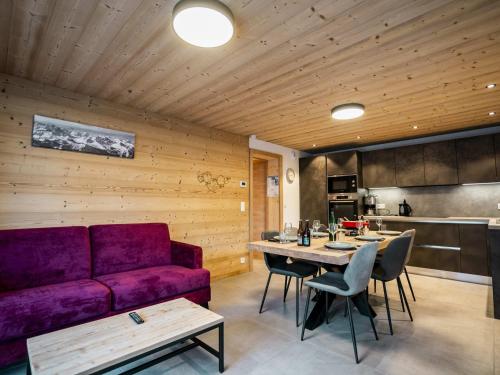 un salon avec un canapé violet et une table dans l'établissement Appartement neuf 3* pour 6 pers., terrasse, parking, proche centre et remontées, Châtel - FR-1-676-192, à Châtel