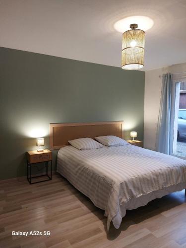 - une chambre avec un grand lit et 2 tables de nuit dans l'établissement Maison en Périgord, à Carsac-Aillac