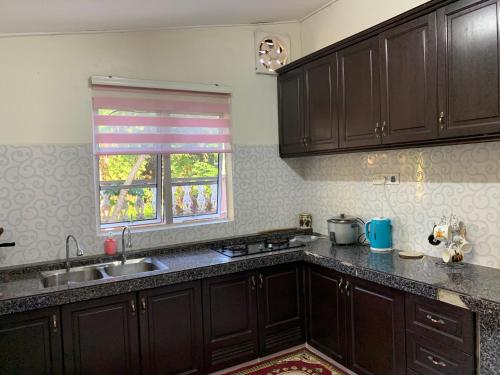 Η κουζίνα ή μικρή κουζίνα στο Homestay Tok Ayah 2
