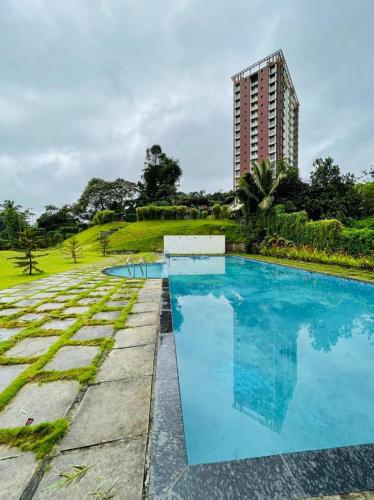 Kolam renang di atau dekat dengan Aaram Miraj Luxuria Apartment -1