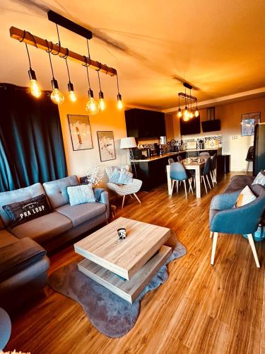 un salon avec un canapé et une table dans l'établissement Pra Loup 1600, à Uvernet