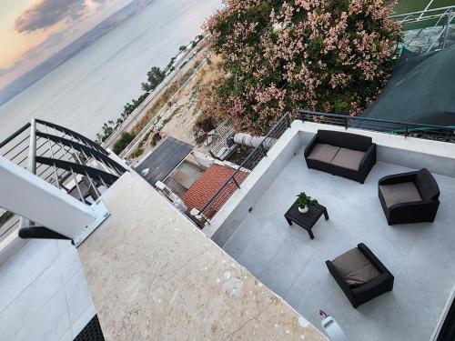 an overhead view of a patio with chairs and tables at דופלקס כנרת in Tiberias