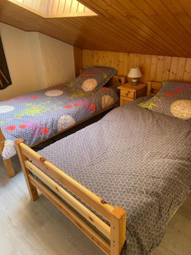 - une chambre avec 2 lits dans une cabine dans l'établissement L'ECLIPSE, à Courchevel
