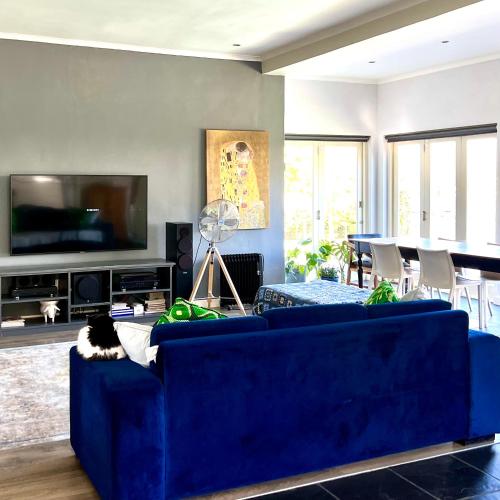 Μια τηλεόραση ή/και κέντρο ψυχαγωγίας στο Spacious Stays Residence