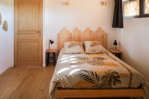 Ένα ή περισσότερα κρεβάτια σε δωμάτιο στο Gite de caractère à Beaupuy