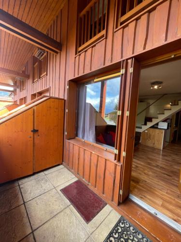 une pièce vide avec une porte en verre et des escaliers dans l'établissement L'ECLIPSE, à Courchevel