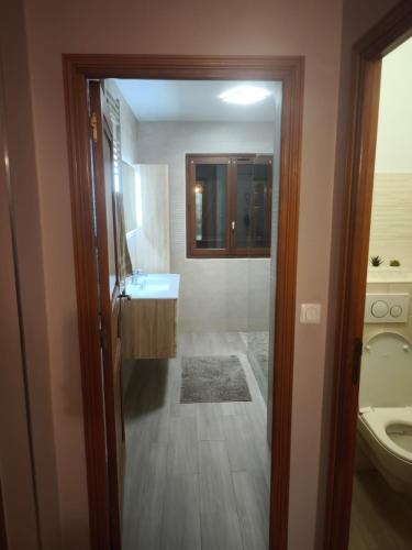 une salle de bain avec une baignoire, un lavabo et des toilettes dans l'établissement MAISON Aéroport CDG Parc des expos Villepinte Bourget Astérix, à Goussainville