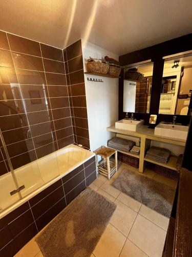 une salle de bain avec une baignoire et un lavabo dans l'établissement Superb 100m with Rooftop Terrace Near Paris, à Ivry-sur-Seine