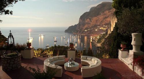 een uitzicht op de amalfikust vanuit een huis bij Villa Hibiscus in Capri