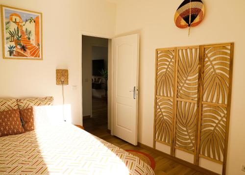 - une chambre avec un lit et une grande armoire en bois dans l'établissement Le Petit Parisien, au Kremlin-Bicêtre