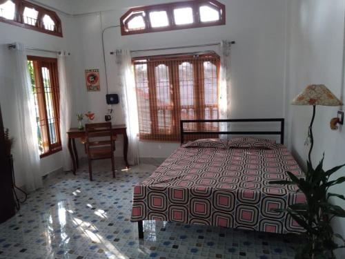 Ένα ή περισσότερα κρεβάτια σε δωμάτιο στο Serenity Inn